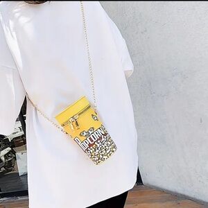 Popcorn 🍿 crossbody bag work gold chain, cute and fun